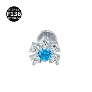 Nahaufnahme des Titan F136 Labret-Steckers mit funkelnden blauen und weißen Zirkonia Steinen.