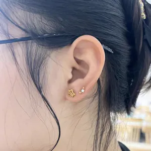 Mooie gedetailleerde close-up van de titanium zirkoon ster oorknop piercing sieraden.