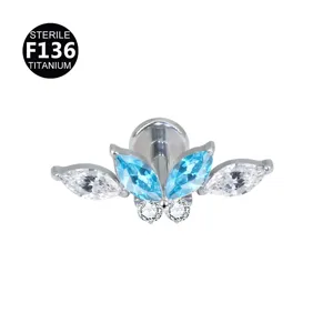 Titan Schmetterling Ohrstecker mit blauen und klaren Zirkoniasteinen, steriles Piercing.
