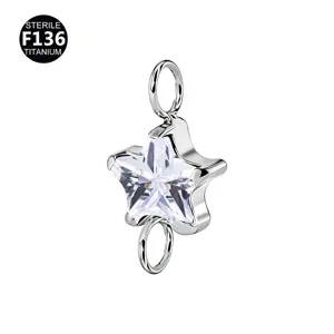 Vue détaillée de bijou de piercing étoile en titane, zircone étincelante avec deux anneaux.
