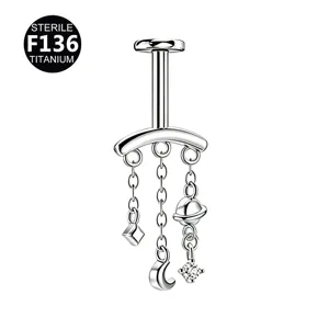 F136 Titan Piercing Schmuck Detail, Labret Stecker mit Planeten und Mond Anhänger.