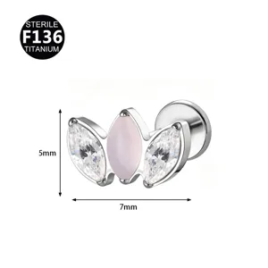 Titanium Marquise Piercing Detailansicht mit 5x7mm Größe und rosa sowie klaren Zirkonia.