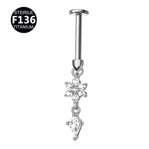 Detailansicht Titan Blume Piercing Schmuck, internes Gewinde Knorpel Ohrring Design.