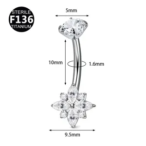 Piercing de ombligo de titanio con flor de circonita, dimensiones precisas para joya corporal.