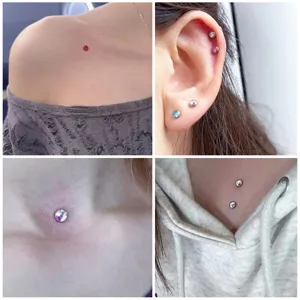 Top de piercing microdermal de titanio con gema plana joyeria corporal vista de cerca
