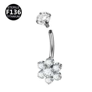Detalle piercing ombligo titanio, diseño racimo de flores cristal, rosca interna anillo.