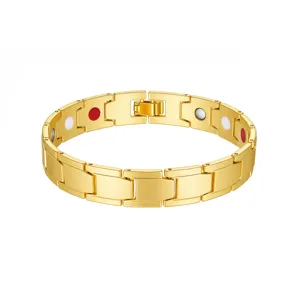 Gedetailleerde macro-weergave van een vergulde magnetische therapie armband op wit.