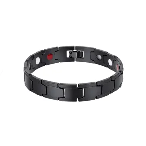 Detailopname van zwarte magnetische armband met rode en witte bio-elementen voor heren en dames