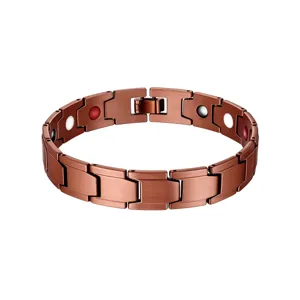 Detail van een koperkleurige magnetische armband met therapeutische steeninzetstukken