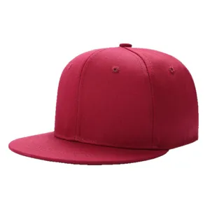 Casquette hip-hop unie en coton bordeaux avec visière plate sur un fond blanc isolé