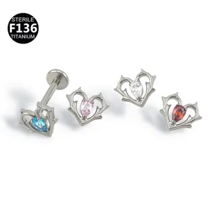 Detailaufnahme von F136 Titan Dornen-Herz-Piercing mit farbigen Tropfenedelsteinen.