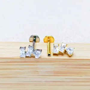 Titan Labret Piercing Stecker mit klaren Baguette und Herz Zirkon Steinen Detail Ansicht.
