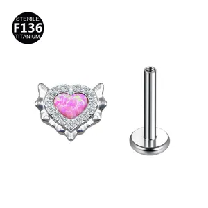F136 Titan Piercing Stecker mit rosa Opal Herz und klaren Zirkonia Flügel Details.