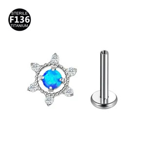 Detailansicht von F136 Titan Piercing Schmuck mit blauem Opal und glänzenden Zirkonia.
