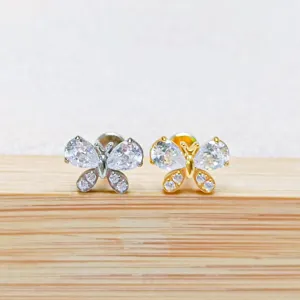 Nahaufnahme Detail von Titan Schmetterling Piercing Schmuck mit klaren Zirkoniasteinen.