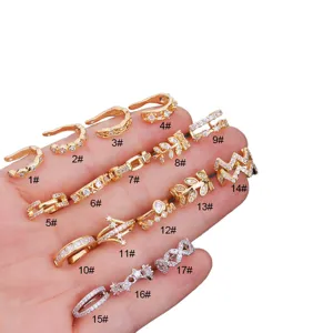 Nahaufnahme verschiedener Zirkonia Gold und Silber Ohrklemmen Varianten, glitzernde Kristalle.