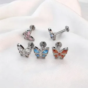 Nahaufnahme von Titan Schmetterling Piercing Stecker mit bunten Zirkonia Steinen.