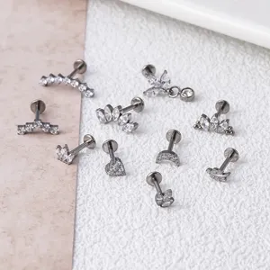Detaillierte Ansicht der Titan Piercing Stifte mit klaren Zirkonia Steinen in verschiedenen Formen.