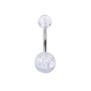 Primer plano detallado de un elegante piercing para ombligo brillante con barra de acero.