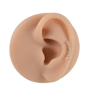 Titan gebogenes Knorpel Ohrpiercing mit funkelnden Zirkonia Steinen fuer Helix Piercing.