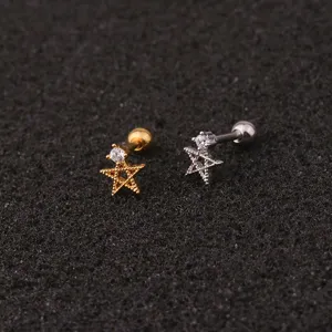 Nahaufnahme Detail von Ohrpiercing Stifte mit Stern Design und kleinen funkelnden Zirkonia.