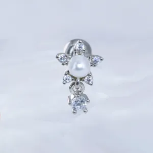 Edelstahl Knorpel Piercing Ohrstecker mit feinen Zirkonia und Perlen Verzierungen.