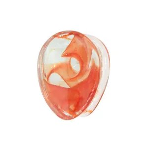 Glas Ohrdehner mit rotem Wirbel Design, stilvoller Körperschmuck für gedehnte Ohrläppchen.