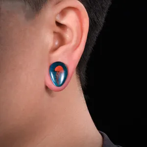 Quallen Glas Ohrdehner Detailaufnahme, tropfenförmiger Piercing Schmuck für Männer.