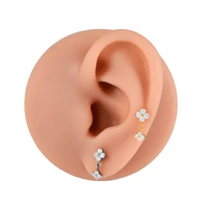 Orecchini fiore in titanio F136 con zirconi brillanti e design con filettatura interna.