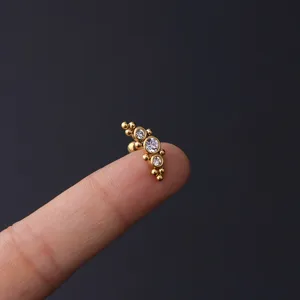Goldfarbener Edelstahl Knorpel Piercing Stecker mit klarem Kristall Cluster und Kugelverschluss.