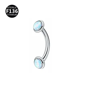 Joyeria de piercing con barra curva de titanio y hermosas bolas de ópalo brillante.