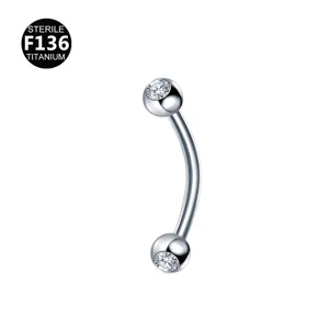 Hermosa joya de piercing barbell curvada de titanio con cuentas brillantes para ver los detalles.