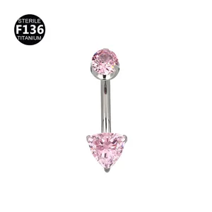 Anillo piercing ombligo de titanio con circonita cúbica rosa, detalle joya corporal