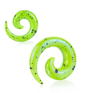 Nahaufnahme Detail von fluoreszierendem grünem Acryl Spiral Ohr Dehnstab Piercing Schmuck.