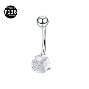 Vista detallada en primer plano de piercing de ombligo de titanio con circonita brillante.