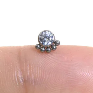 Orecchino da piercing in titanio per cartilagine con zircone e delicato design a sfere saldate.