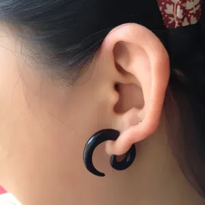 Detailansicht von schwarzem Acryl Spiral Ohr Dehner Piercing Schmuck fur Korper.