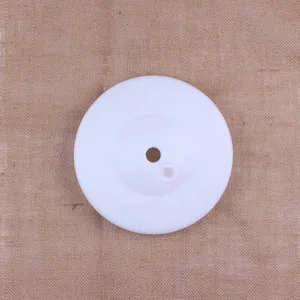 Primo piano della base rotonda in plastica bianca riempibile d'acqua per colonne.