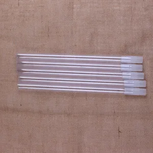 Vista dettagliata di aste in plastica trasparente per arco di palloncini e festa di nozze.