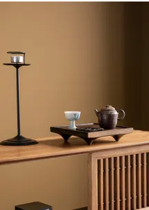 Detailopname van het houten dienblad van notenhout met retro theepot en kop op tafel.