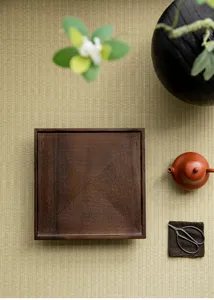 Detail van houten theeblad van walnoot, vintage vierkante thee pot onderzetter voor zen thee set.