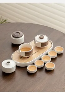 Dettaglio del set da tè kung fu in ceramica zen con vassoio in legno, texture elegante.