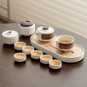 Set da tè kung fu in ceramica con vassoio in legno e tazzine, elegante set per ospiti.