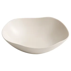 Onregelmatige keramische saladekom, modern beige servies, uniek vijfhoekig dinerbord.