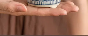 Base de quemador de incienso de cerámica artesanal con patrón de porcelana azul y blanca.
