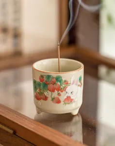 Bruciatore di incenso in ceramica dettaglio, simpatico design coniglio fragola, porta incenso.