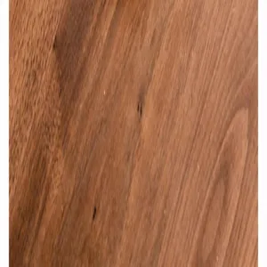 Detailaufnahme der natürlichen Holzmaserung, zeigt feines Holzmuster und warmen Braunton.