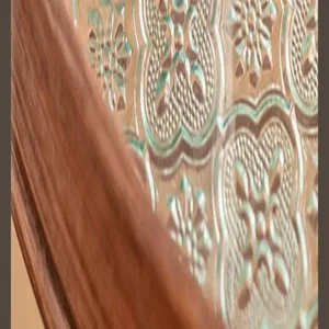 Primer plano detallado del patron de trebol en relieve en la base del quemador de incienso.