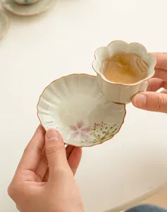 Handbemachte Keramik Blüte Teetasse und Untertasse Set, Detailansicht für die Teeverwendung.