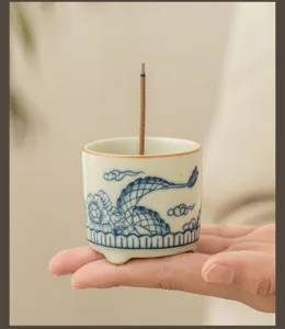 Detalle de quemador incienso cerámica dragón, soporte varillas celadón para hogar y té.